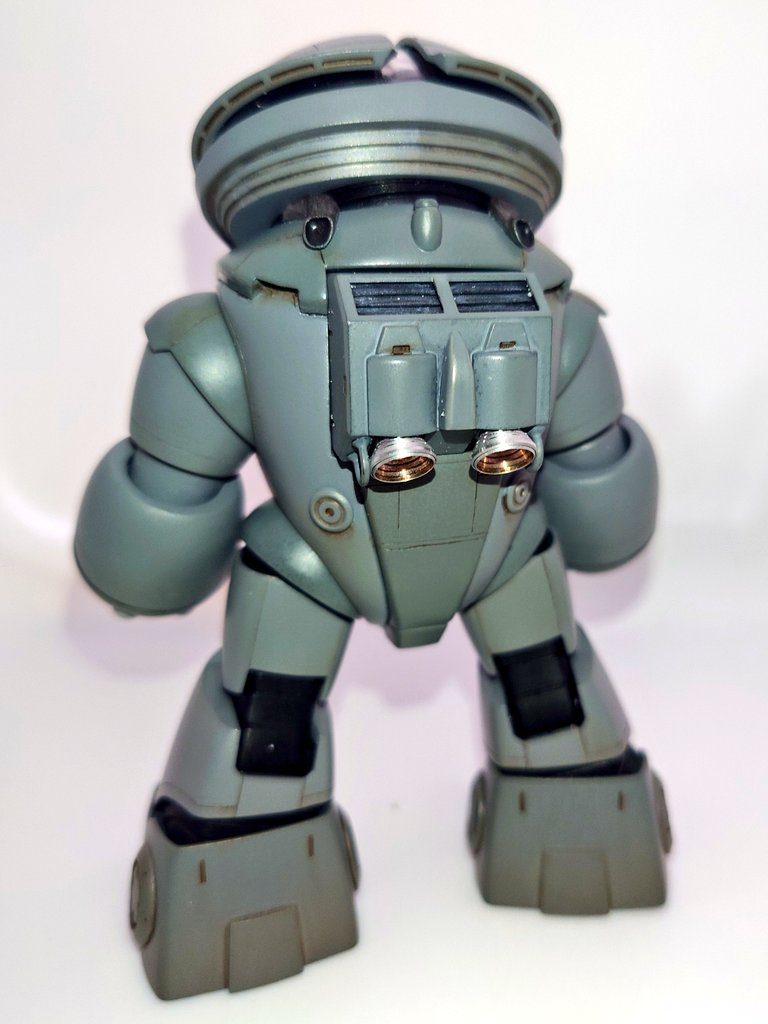 うしろスジ堀りとジャンクパーツ等で軽くディテールアップ。腰に着けた丸いのは錨(アンカー)のつもり潜水艦の錨はキノコみたいな形状なのでそれをイメージ。じつは前作のゴッグの腰にも同じのつけてます。