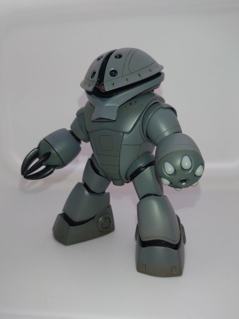 前から前回作ったアッガイは胴体と足首の短縮で17メートル版アッガイを再現しましたが、それでもまだ大柄な印象が拭えなかったので、今回はそれにプラスして首の短縮化と胴体の幅詰めも行いました。脚を設定通りの角張った感じにしようとも思いましたが、丸っこい方がデザインの整合が取れる気がして敢えてこのままにしました。