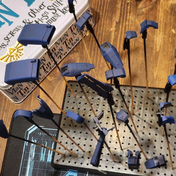 パーツの塗装がかなり進んだので、期末試験前に最後の進捗状況をお伝えします。自分で色を調合することにしたのですが、当初のカラーモックアップから少しずれてしまいました。全体的に、本来の色よりも青みがかったターコイズブルーになってしまいました。うっかり…まあ、これは「カラーガイド」と呼ぶしかないでしょう。仕上がりに満足できなかったため、多くのパーツを何度も塗り直しました。私は自分の作品に見栄えの良さを求めているんです。例えば、胴体部分は思い通りの仕上がりにならず、3回も塗り直しました。これが今の私のベストだと判断しました。小さな鮮やかな緑色のパーツは、あまりにも小さかったので、ほとんど省略しようかと思ったのですが、結局塗ってよかったと思っています。全体の印象を良くしてくれるといいのですが。実は、新しい作業用ランプを自分へのご褒美に買いました。あれがなければ、細かい筆塗りのパーツは到底無理だったでしょう。ゲームのレベルが上がって嬉しいです。ゲームといえば…青と緑の組み合わせはモンスターハンターのブラキディオスを思い出させますね。いつかこんな風に全身をカラーリングしてみたいです。-I've managed to get a lot of the parts painted up and thought I'd share one final update before finals.I decided to mix my own colours and drifted away from my original colour mock-up. The whole build is looking a little more blue/turquoise than it should. Oops... I suppose we could just call it a 'colour guide'.Alot of the parts I had to re-paint numerous times because I wasn't impressed with the results. I want my models to look impressive. The torso for insatance was re-painted 3 times because I could not achieve the look I wanted. I've decided this was the best I could do.I very nearly skipped out the small bright green parts because they were so tiny, but now I'm glad I didn't. I hope they add to the overall impact of the build .I actually treated myself to a new work lamp, a lot of the tiny brush parts would not have been possile without it. I'm happy I leveled up my game.Speaking of games... The blue and green together remind me of Brachydios from Monster hunter. Would love to do a full colour scheme like this one day.&nbsp;（2枚目）