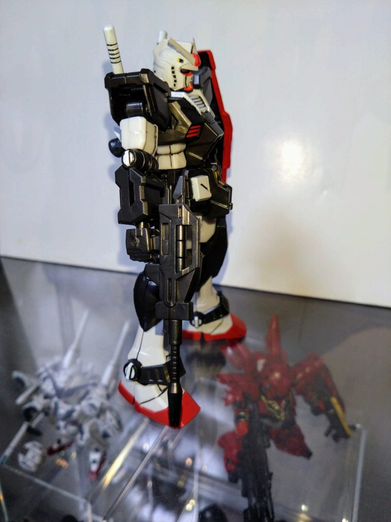 水性ホビーカラーはガンダムホワイト、ガンダムイエロー、ガンダムレッド、メタリックブラック等を使用し、Mr.カラーはGXメタルブラックを使用しました。