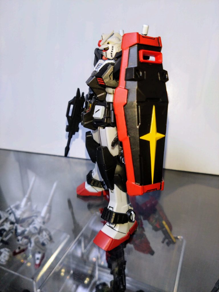 頭部後ろのカメラアイ、バーニアはGXメタルレッドを使用しました。