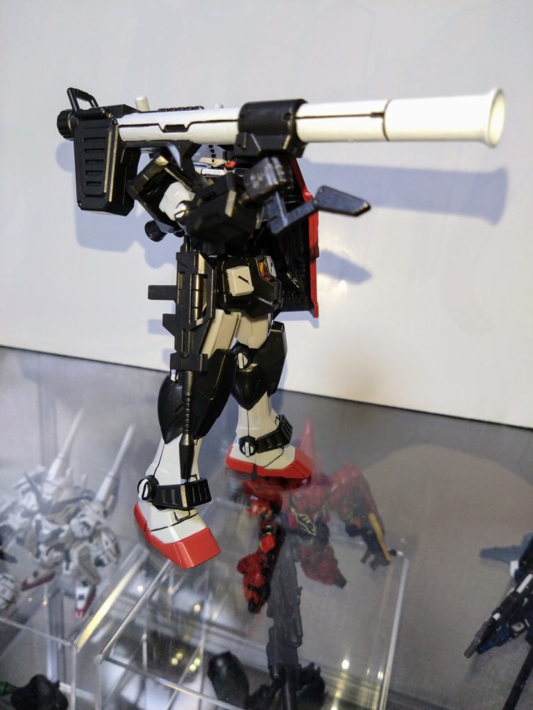 腰のサイドスカートにビームライフルをマウント可能です。