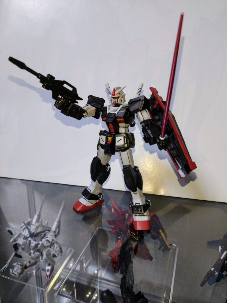 ビームサーベルはシルバー→GXメタルピーチを重ね塗りしました。