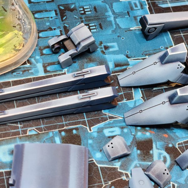 パーツの塗装がかなり進んだので、期末試験前に最後の進捗状況をお伝えします。自分で色を調合することにしたのですが、当初のカラーモックアップから少しずれてしまいました。全体的に、本来の色よりも青みがかったターコイズブルーになってしまいました。うっかり…まあ、これは「カラーガイド」と呼ぶしかないでしょう。仕上がりに満足できなかったため、多くのパーツを何度も塗り直しました。私は自分の作品に見栄えの良さを求めているんです。例えば、胴体部分は思い通りの仕上がりにならず、3回も塗り直しました。これが今の私のベストだと判断しました。小さな鮮やかな緑色のパーツは、あまりにも小さかったので、ほとんど省略しようかと思ったのですが、結局塗ってよかったと思っています。全体の印象を良くしてくれるといいのですが。実は、新しい作業用ランプを自分へのご褒美に買いました。あれがなければ、細かい筆塗りのパーツは到底無理だったでしょう。ゲームのレベルが上がって嬉しいです。ゲームといえば…青と緑の組み合わせはモンスターハンターのブラキディオスを思い出させますね。いつかこんな風に全身をカラーリングしてみたいです。-I've managed to get a lot of the parts painted up and thought I'd share one final update before finals.I decided to mix my own colours and drifted away from my original colour mock-up. The whole build is looking a little more blue/turquoise than it should. Oops... I suppose we could just call it a 'colour guide'.Alot of the parts I had to re-paint numerous times because I wasn't impressed with the results. I want my models to look impressive. The torso for insatance was re-painted 3 times because I could not achieve the look I wanted. I've decided this was the best I could do.I very nearly skipped out the small bright green parts because they were so tiny, but now I'm glad I didn't. I hope they add to the overall impact of the build .I actually treated myself to a new work lamp, a lot of the tiny brush parts would not have been possile without it. I'm happy I leveled up my game.Speaking of games... The blue and green together remind me of Brachydios from Monster hunter. Would love to do a full colour scheme like this one day.&nbsp;（3枚目）