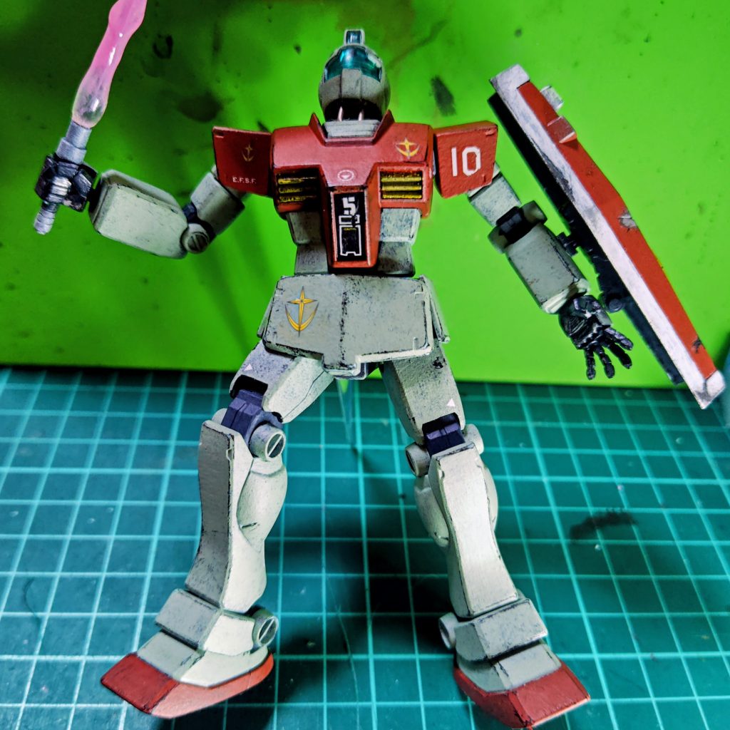 ジム自体は素組みで、首下にシリンダーを追加した他、塗装とシール増加だけです。