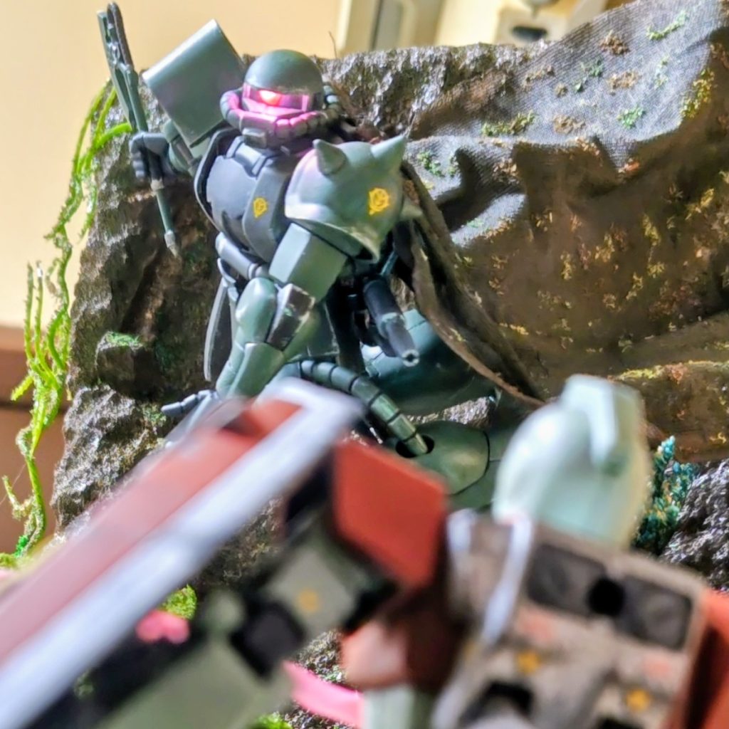 ジムの肩越しショット第１話にして、何故物語の完成なのかと疑問があるでしょうか。何故ならこのザクは歴戦の猛者であり、ジムは呆気なく切り捨てられてしまったからです。最後まで見てくれてありがとうございました。