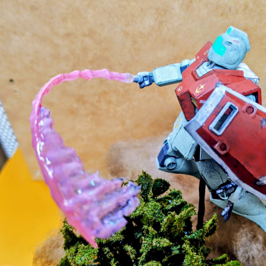 ビームサーベルの伸ばしながら推進するイメージで、同じくエフェクトパーツを湾曲しながら、残光をレジンで表現