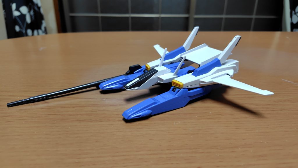 ディフェンサー単体。右舷にロングライフルを外付けしてコクピット両脇の青い双胴部分にミサイルポッドを搭載。単体だけで置いても充分見映えします。