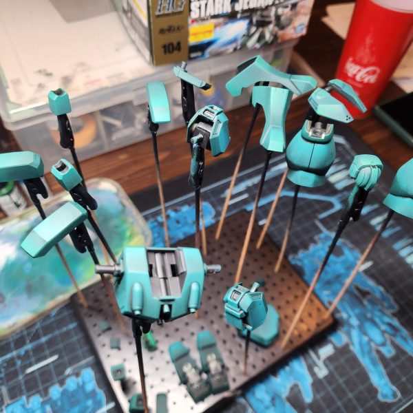 パーツの塗装がかなり進んだので、期末試験前に最後の進捗状況をお伝えします。自分で色を調合することにしたのですが、当初のカラーモックアップから少しずれてしまいました。全体的に、本来の色よりも青みがかったターコイズブルーになってしまいました。うっかり…まあ、これは「カラーガイド」と呼ぶしかないでしょう。仕上がりに満足できなかったため、多くのパーツを何度も塗り直しました。私は自分の作品に見栄えの良さを求めているんです。例えば、胴体部分は思い通りの仕上がりにならず、3回も塗り直しました。これが今の私のベストだと判断しました。小さな鮮やかな緑色のパーツは、あまりにも小さかったので、ほとんど省略しようかと思ったのですが、結局塗ってよかったと思っています。全体の印象を良くしてくれるといいのですが。実は、新しい作業用ランプを自分へのご褒美に買いました。あれがなければ、細かい筆塗りのパーツは到底無理だったでしょう。ゲームのレベルが上がって嬉しいです。ゲームといえば…青と緑の組み合わせはモンスターハンターのブラキディオスを思い出させますね。いつかこんな風に全身をカラーリングしてみたいです。-I've managed to get a lot of the parts painted up and thought I'd share one final update before finals.I decided to mix my own colours and drifted away from my original colour mock-up. The whole build is looking a little more blue/turquoise than it should. Oops... I suppose we could just call it a 'colour guide'.Alot of the parts I had to re-paint numerous times because I wasn't impressed with the results. I want my models to look impressive. The torso for insatance was re-painted 3 times because I could not achieve the look I wanted. I've decided this was the best I could do.I very nearly skipped out the small bright green parts because they were so tiny, but now I'm glad I didn't. I hope they add to the overall impact of the build .I actually treated myself to a new work lamp, a lot of the tiny brush parts would not have been possile without it. I'm happy I leveled up my game.Speaking of games... The blue and green together remind me of Brachydios from Monster hunter. Would love to do a full colour scheme like this one day.&nbsp;（5枚目）