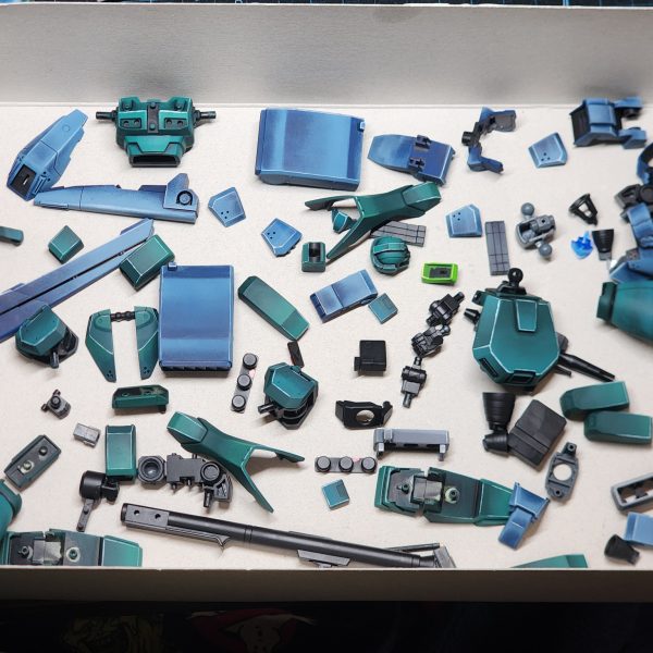 パーツの塗装がかなり進んだので、期末試験前に最後の進捗状況をお伝えします。自分で色を調合することにしたのですが、当初のカラーモックアップから少しずれてしまいました。全体的に、本来の色よりも青みがかったターコイズブルーになってしまいました。うっかり…まあ、これは「カラーガイド」と呼ぶしかないでしょう。仕上がりに満足できなかったため、多くのパーツを何度も塗り直しました。私は自分の作品に見栄えの良さを求めているんです。例えば、胴体部分は思い通りの仕上がりにならず、3回も塗り直しました。これが今の私のベストだと判断しました。小さな鮮やかな緑色のパーツは、あまりにも小さかったので、ほとんど省略しようかと思ったのですが、結局塗ってよかったと思っています。全体の印象を良くしてくれるといいのですが。実は、新しい作業用ランプを自分へのご褒美に買いました。あれがなければ、細かい筆塗りのパーツは到底無理だったでしょう。ゲームのレベルが上がって嬉しいです。ゲームといえば…青と緑の組み合わせはモンスターハンターのブラキディオスを思い出させますね。いつかこんな風に全身をカラーリングしてみたいです。-I've managed to get a lot of the parts painted up and thought I'd share one final update before finals.I decided to mix my own colours and drifted away from my original colour mock-up. The whole build is looking a little more blue/turquoise than it should. Oops... I suppose we could just call it a 'colour guide'.Alot of the parts I had to re-paint numerous times because I wasn't impressed with the results. I want my models to look impressive. The torso for insatance was re-painted 3 times because I could not achieve the look I wanted. I've decided this was the best I could do.I very nearly skipped out the small bright green parts because they were so tiny, but now I'm glad I didn't. I hope they add to the overall impact of the build .I actually treated myself to a new work lamp, a lot of the tiny brush parts would not have been possile without it. I'm happy I leveled up my game.Speaking of games... The blue and green together remind me of Brachydios from Monster hunter. Would love to do a full colour scheme like this one day.&nbsp;（7枚目）