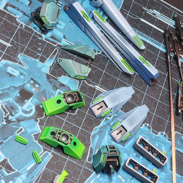 パーツの塗装がかなり進んだので、期末試験前に最後の進捗状況をお伝えします。自分で色を調合することにしたのですが、当初のカラーモックアップから少しずれてしまいました。全体的に、本来の色よりも青みがかったターコイズブルーになってしまいました。うっかり…まあ、これは「カラーガイド」と呼ぶしかないでしょう。仕上がりに満足できなかったため、多くのパーツを何度も塗り直しました。私は自分の作品に見栄えの良さを求めているんです。例えば、胴体部分は思い通りの仕上がりにならず、3回も塗り直しました。これが今の私のベストだと判断しました。小さな鮮やかな緑色のパーツは、あまりにも小さかったので、ほとんど省略しようかと思ったのですが、結局塗ってよかったと思っています。全体の印象を良くしてくれるといいのですが。実は、新しい作業用ランプを自分へのご褒美に買いました。あれがなければ、細かい筆塗りのパーツは到底無理だったでしょう。ゲームのレベルが上がって嬉しいです。ゲームといえば…青と緑の組み合わせはモンスターハンターのブラキディオスを思い出させますね。いつかこんな風に全身をカラーリングしてみたいです。-I've managed to get a lot of the parts painted up and thought I'd share one final update before finals.I decided to mix my own colours and drifted away from my original colour mock-up. The whole build is looking a little more blue/turquoise than it should. Oops... I suppose we could just call it a 'colour guide'.Alot of the parts I had to re-paint numerous times because I wasn't impressed with the results. I want my models to look impressive. The torso for insatance was re-painted 3 times because I could not achieve the look I wanted. I've decided this was the best I could do.I very nearly skipped out the small bright green parts because they were so tiny, but now I'm glad I didn't. I hope they add to the overall impact of the build .I actually treated myself to a new work lamp, a lot of the tiny brush parts would not have been possile without it. I'm happy I leveled up my game.Speaking of games... The blue and green together remind me of Brachydios from Monster hunter. Would love to do a full colour scheme like this one day.&nbsp;（6枚目）