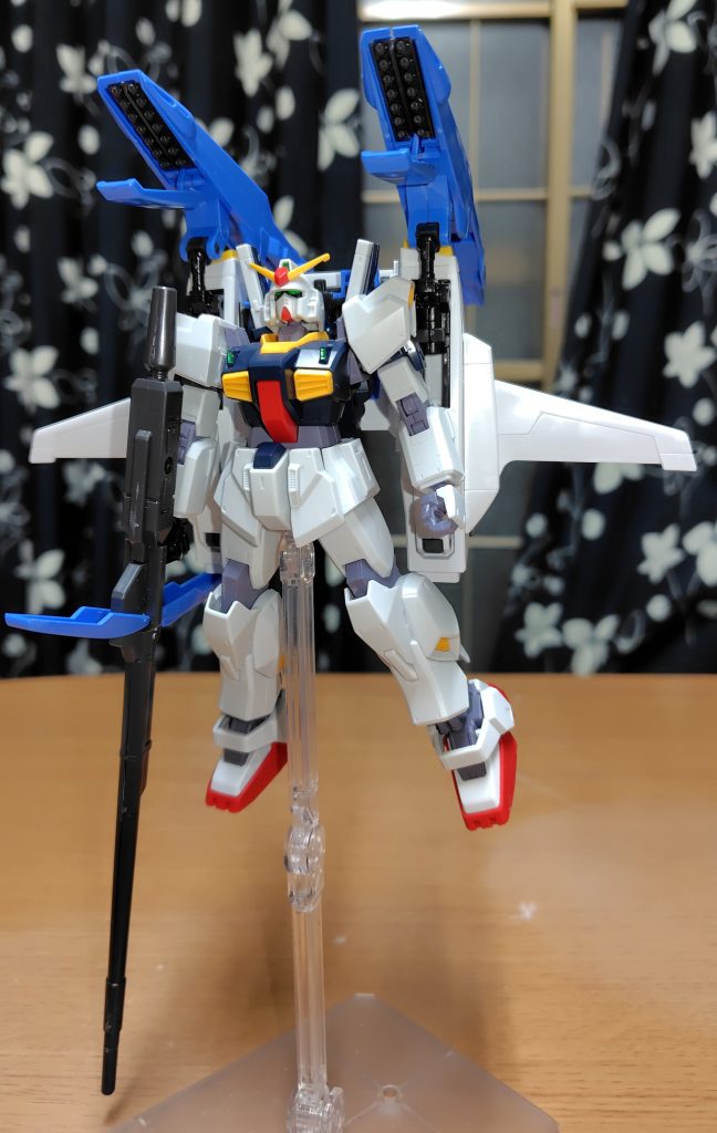 両脇の青い双胴部分の別の展開形態。ミサイルポッドも開けます。