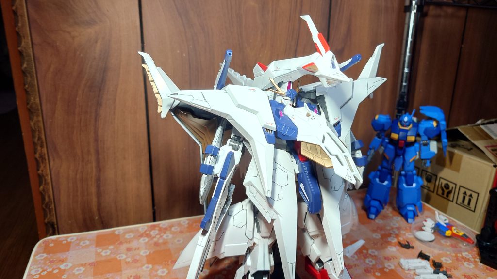 FF装着したペーネロペー稼働範囲は狭いと思います。塗装かけも怖いなぁと思います。カメラアイやセンサーはサーフェイサーエヴォを下地にして、Mrクリスタルカラーのダイヤモンドシルバーと色の源マゼンタを1:1で混ぜた物を使っています。個人的に一番納得のいく色になったと思います。