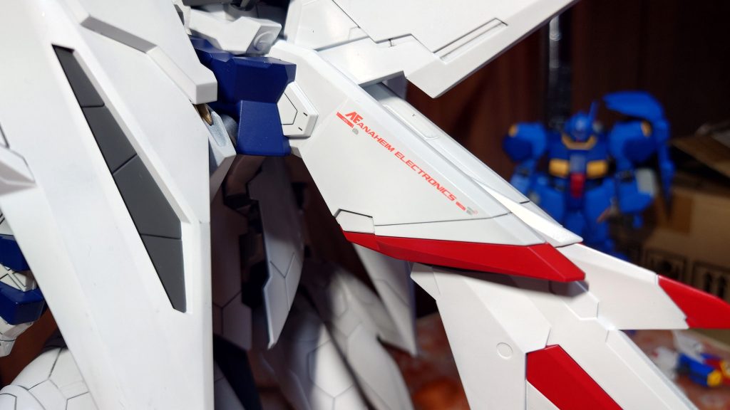 アナハイムのロゴがかっこいい!デカールは閃光のハサウェイ汎用①を使っています。