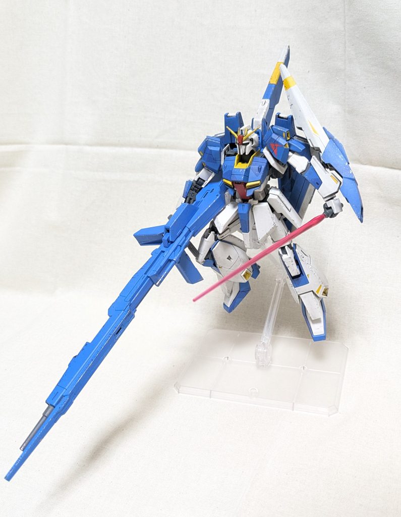 今回初めてウェザリングに挑戦してみました。そこそこうまくいったような気もしますが、機体色の水色と青色が分かりづらいですね。反省点です。