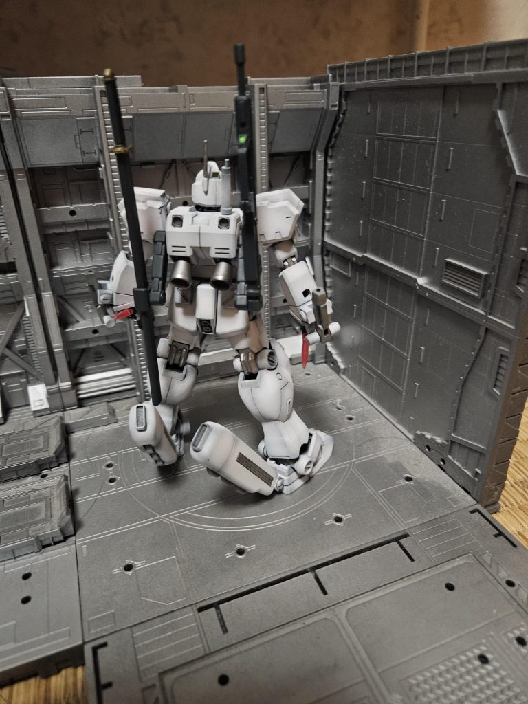 関節を強化している他、内蔵武器やローラー等の特殊な改造がされている