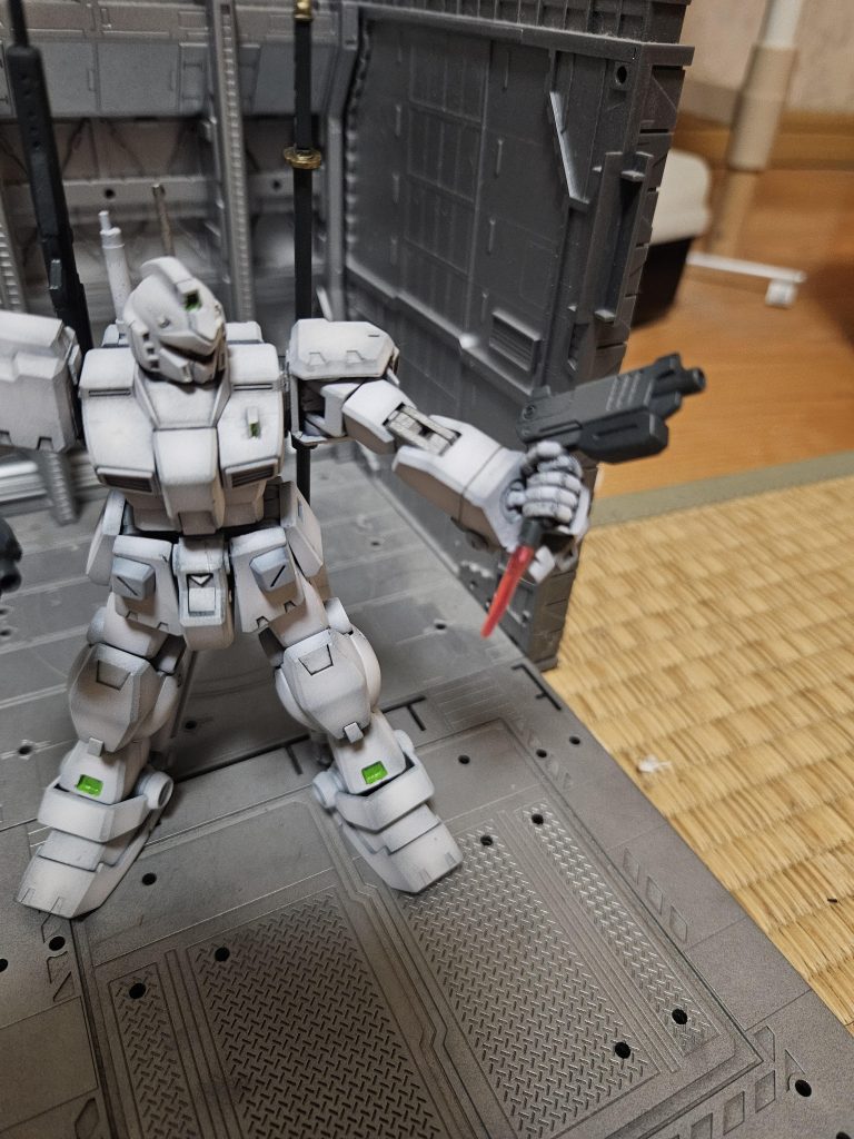 専用ハンドガンビームではなく実体弾でグリップ底から緊急用のビームスパイクが出る基本戦法として銃ではあるが高速機動で相手に取り付き、至近距離から銃撃して確実にダメージを与える特殊な戦い方をする&nbsp;