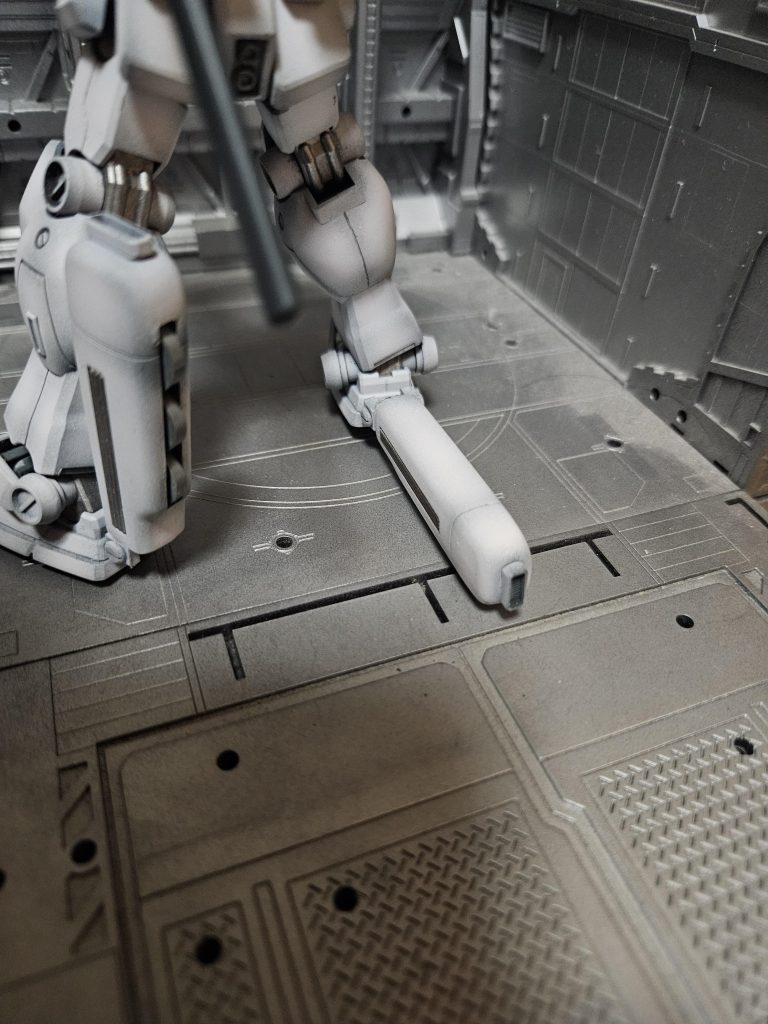 脚部にはリニアローラーとスラスターが装備されていて使用時、高速移動が可能となる