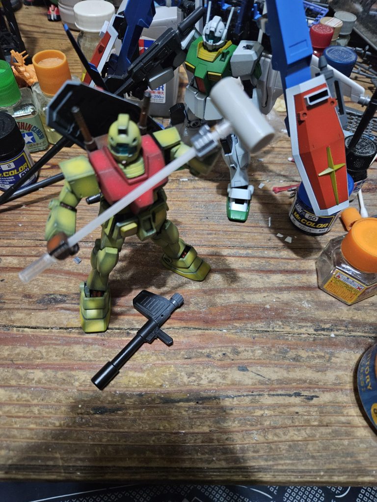 作品名：武器作り２<p>ジムバズーカに続いてジムハンマーを製作中…</p>
