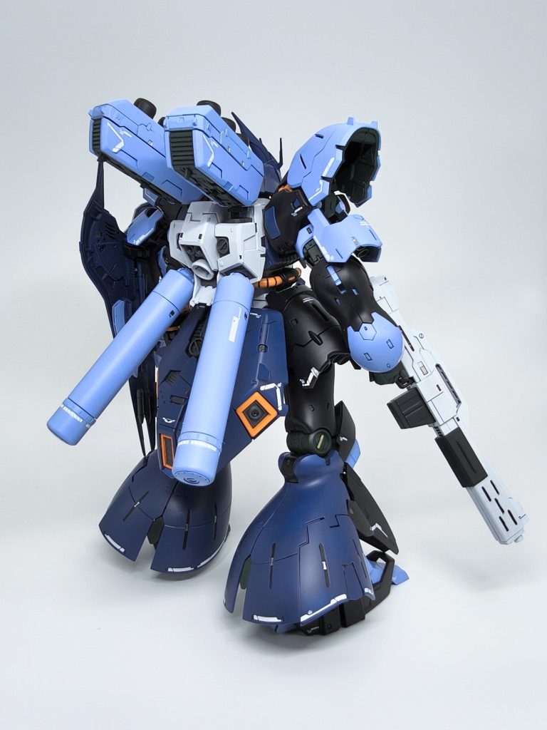 背面は公式の画像がありませんが、ランナー単位でのカラー変更と予想し塗装しています。