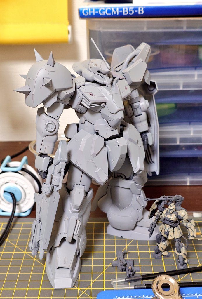 アーティファクトと比較してもこのデカさ！この大きさでHGですってよ！