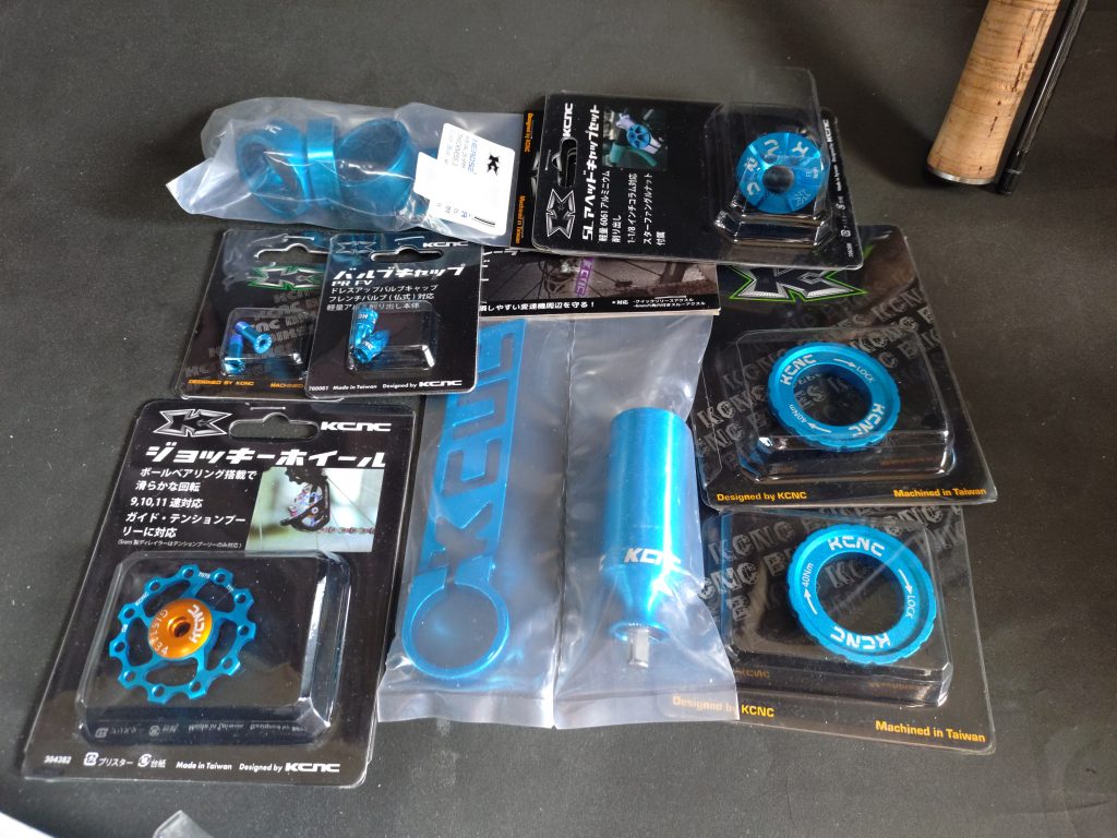 作品名：SPECIALIZEDアレーコンプのドレスアップ❗️<p>差し色にKCNCのパーツを装着。 性能には全く意味無いですが、かっちょいい（笑） サドルはセラSMPヘルに。 地獄のサドル？って事か（笑） そろそろ模活も再開せんと………</p>
