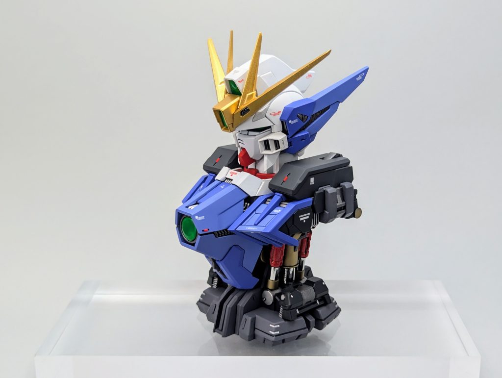 まずはぐるりと4面簡単に表面処理とスジ彫り彫り直しのみで、特に本体の改修は行っていません(iori_sei)色はメインカラーの白と青は明暗の2色で塗り分けて単調にならないようにしています(gandam-hand2)