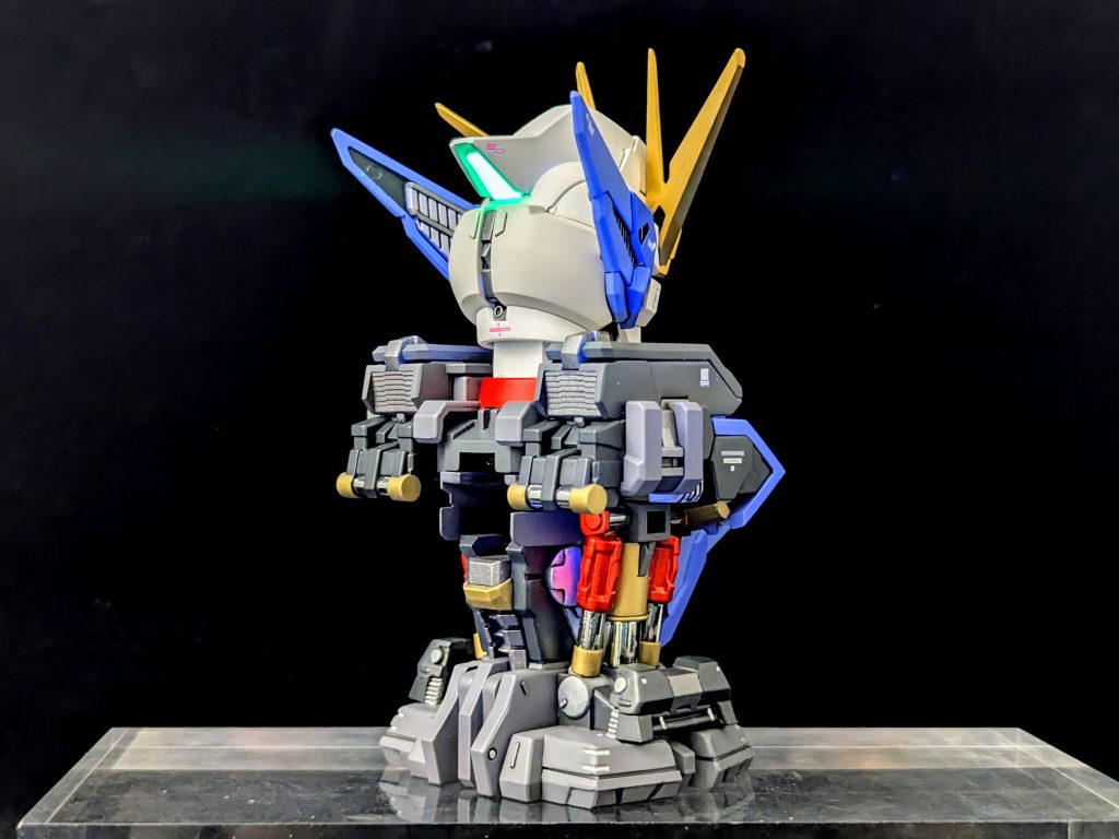 UVライト🔦でピカー✨️頭部各センサーと、胸のセンサー、追加で付けたレッドチップが光ります(gundam-kao3)