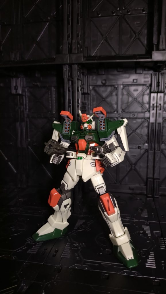 肩に装備されているミサイルポッドはガンダムマーカーで部分塗装しました‼️