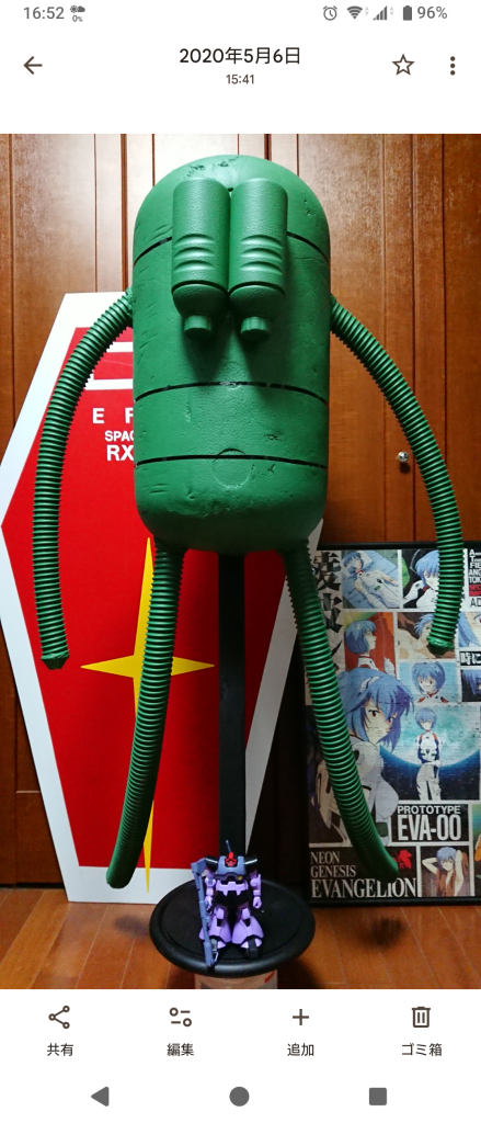 バーニアは水筒の残りです両手、両足は船のホース(廃材)台座は角材とおぼん🙋プラモと言えるかなぁ🙇。