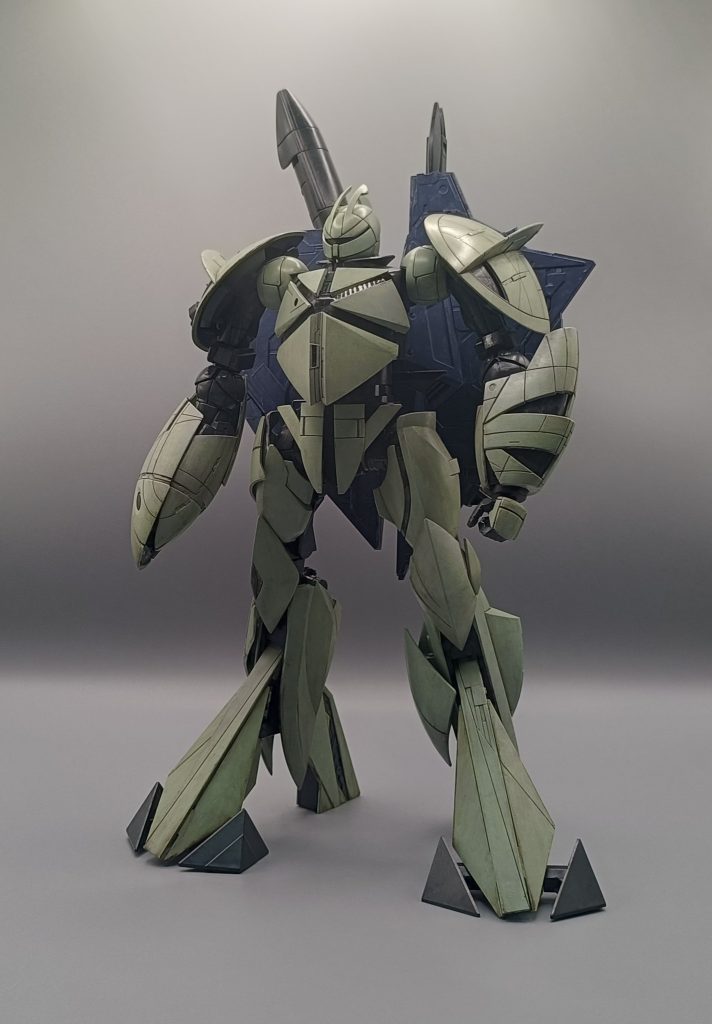 塗装は水性サーフェイサー1000を筆塗りしたあと、水性ホビーカラーのボトムルズATライトグリーン、ATダークグレー、32番→339を塗りました。最後にタミヤエナメルのダークブラウンでウォッシング→ランダムに拭き取りをしてます。合わせ目消しなどの接着をしてないので後ハメ加工してなかったけど足首より下は塗装してから組んだほうが効率は良かったと思います。以上です、ありがとうございました。