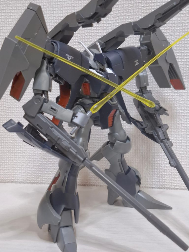 2号機はハンドパーツをビルドハンズのデカいのに変えてビームサーベルを持たせました。