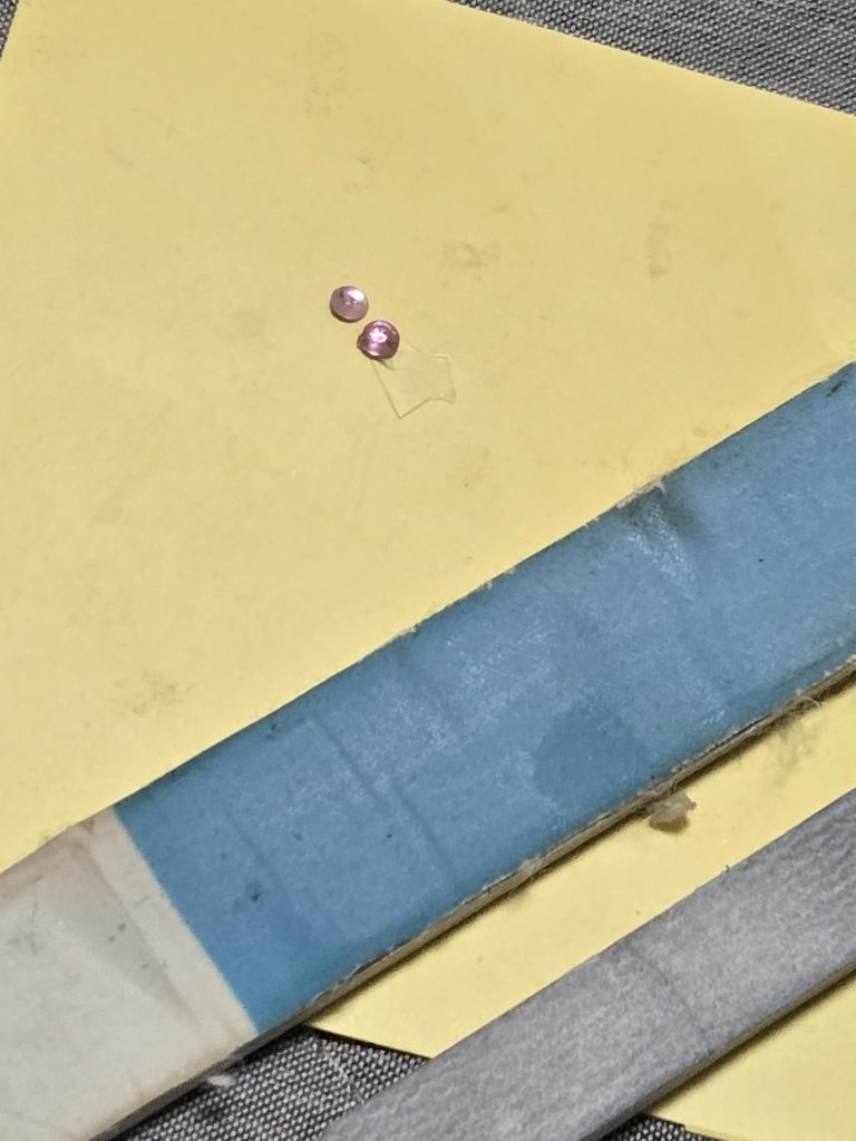 そのままだと宝石カットが目立つので一端ヤスってます。