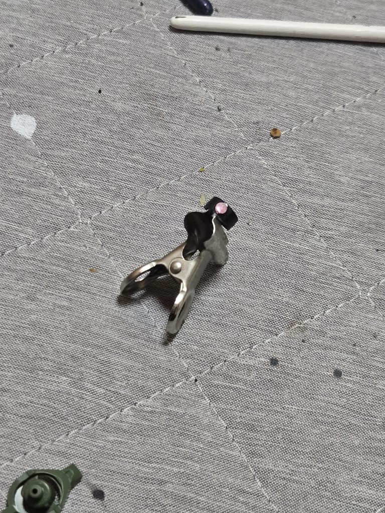 そのまま貼るよりかは幾分かモノアイぽくなるかな？と