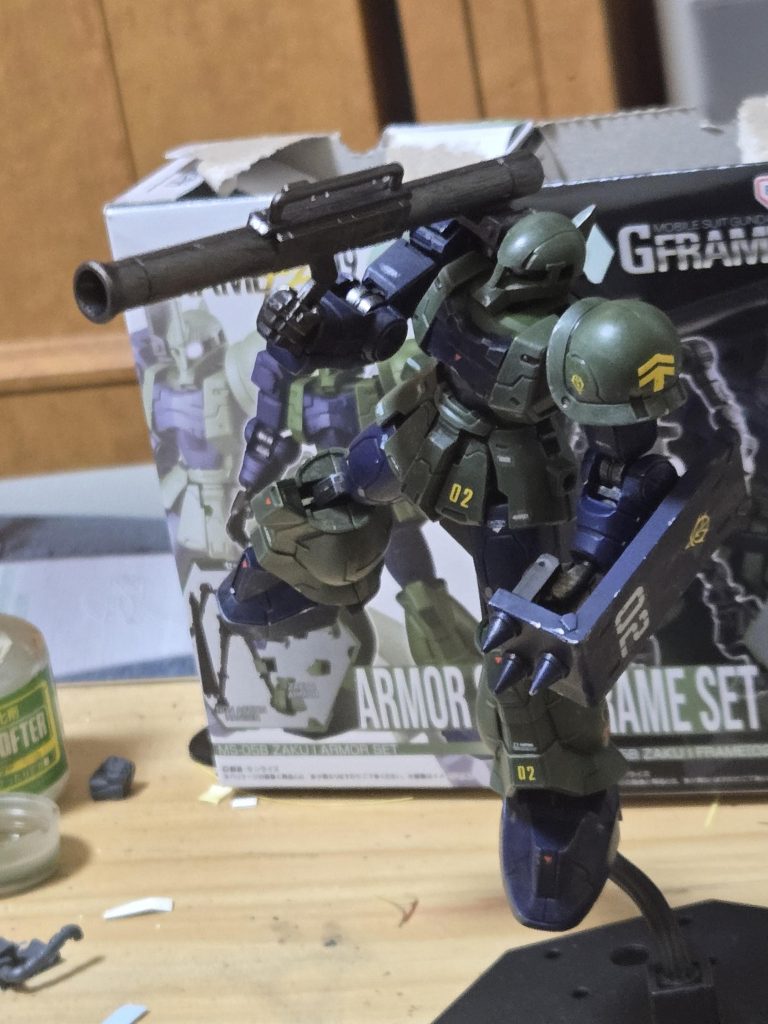 旧式のバズーカ、肩のラック、スパイクシールドとオプション類も充実