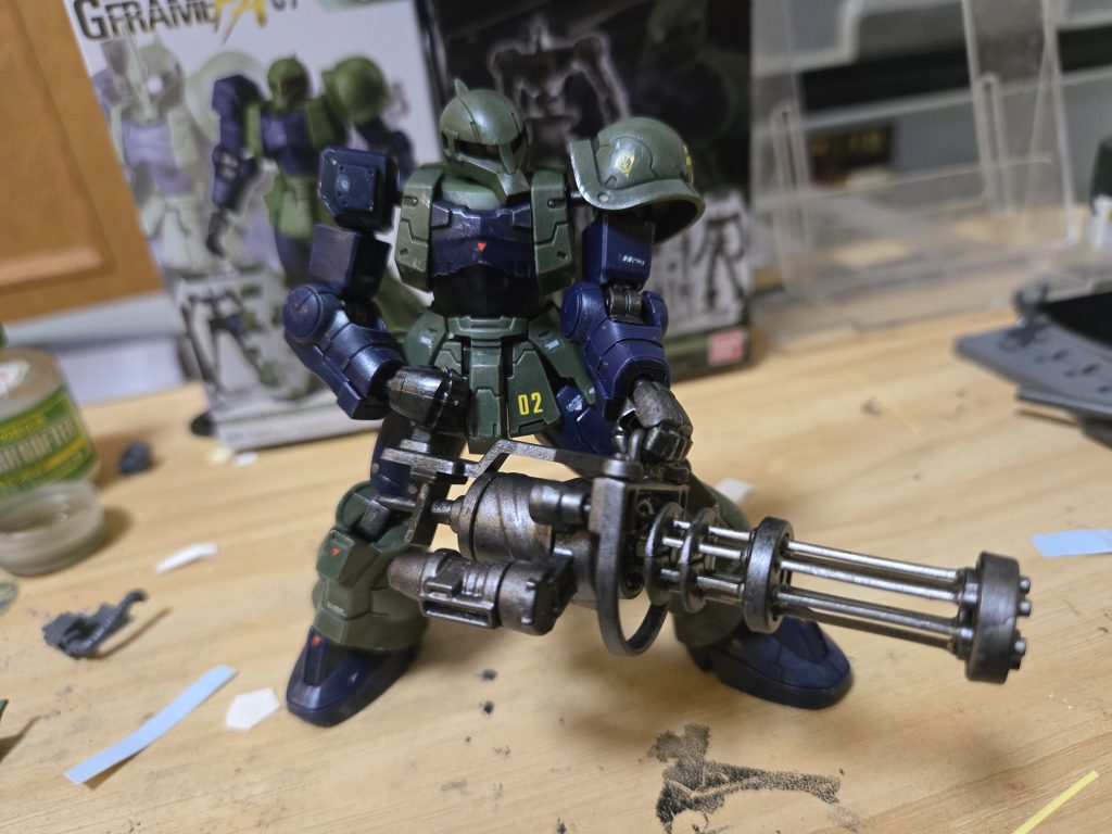 こちらは百均武装のガトリング旧ザクにガトリングとくると伝説の食玩ガンダムアダプト思い出しますね(((^_^;)