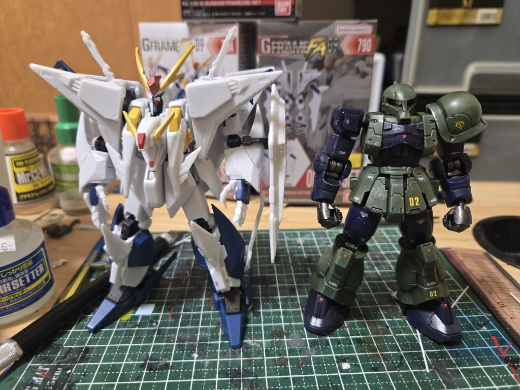 同弾の旧ザクと並べるとこんな感じやっぱ同スケールのペネロペとか欲しいトコロですよね～