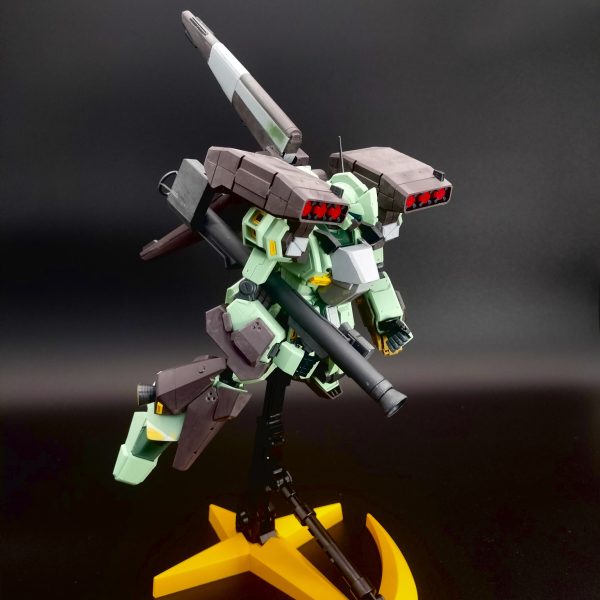 大きな工作、スジ彫りもほとんど終わり、残すは左腕の増加装甲にある空白をどうするか…工作量に比例して傷だらけだから、アイディアが出るまでゆっくり時間をかけて丁寧に修整、表面処理していきます。パージしたスタークジェガンがいちばんエロいよなぁ（6枚目）