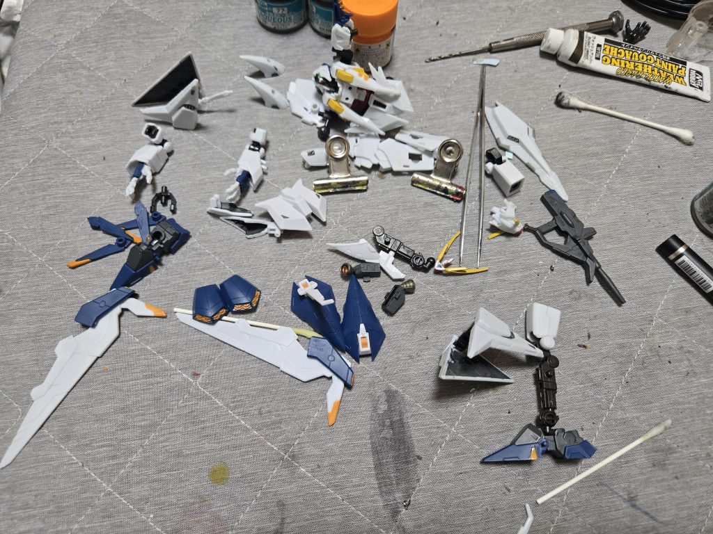 てわけで装甲裏やバーニア、オレンジ部分設定見ながら筆塗り部分塗装