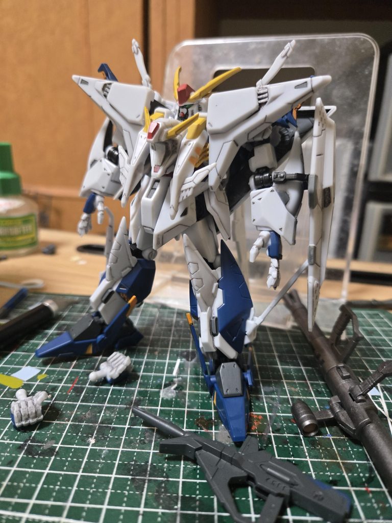 ここに手持ちのガンダムデカールやらおなじみ百均シール貼ってつや消しトップコート吹いて完成デス