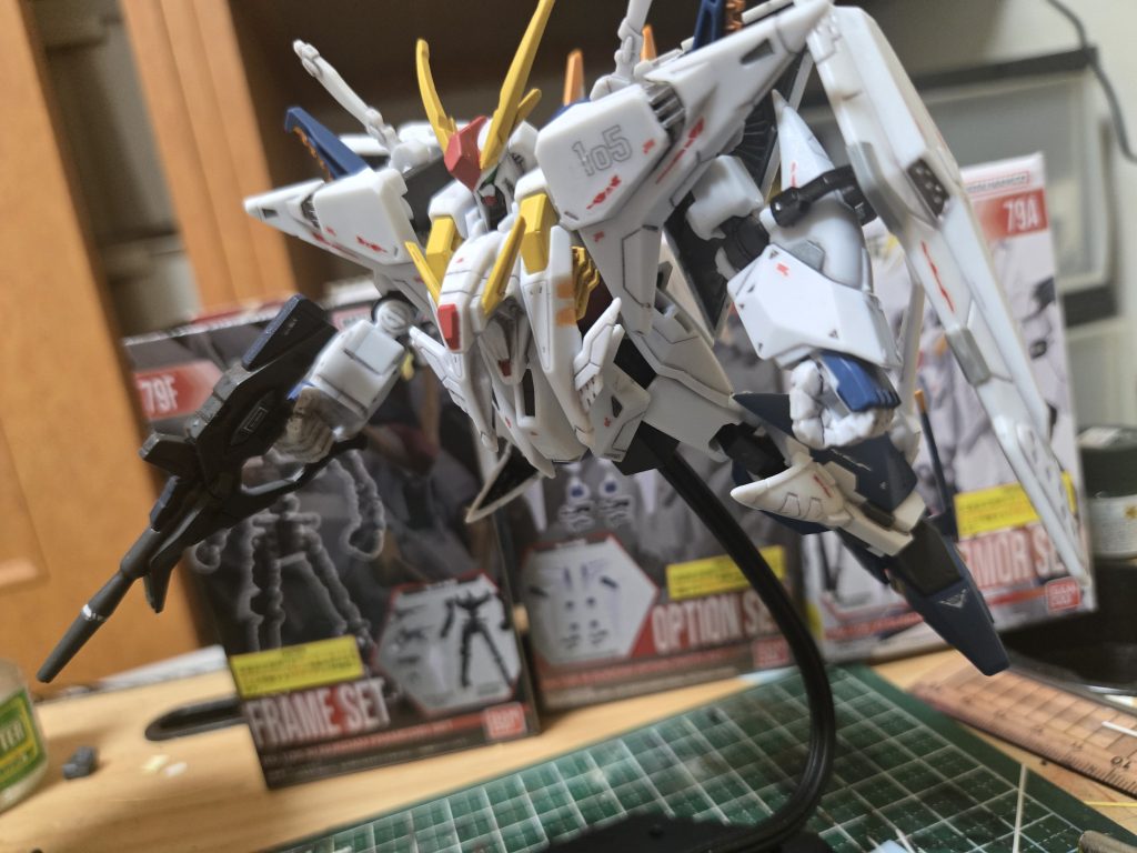 フレーム+アーマー+オプションパーツの3点セットにはなりますが通常商品なんで2000円チョイで完成✨プレバンでEX弾扱いなら倍以上は間違いなし？(((^_^;)