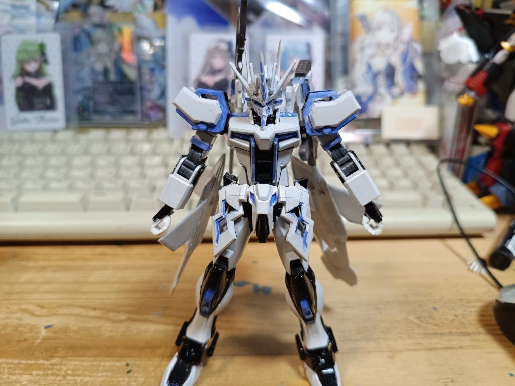 その後塗装　手首パーツがマブラヴの不知火いからパーツを移植　これでマブラヴの武器が持てるようにかわりにガンプラの武器はかなり制限されました　デスティニーの武器とかは持てません