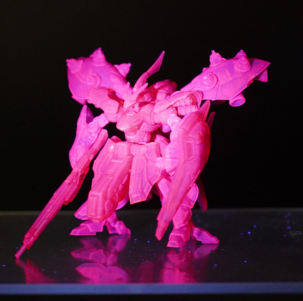 ブラックライトを照らすと、ピンクに発光します。