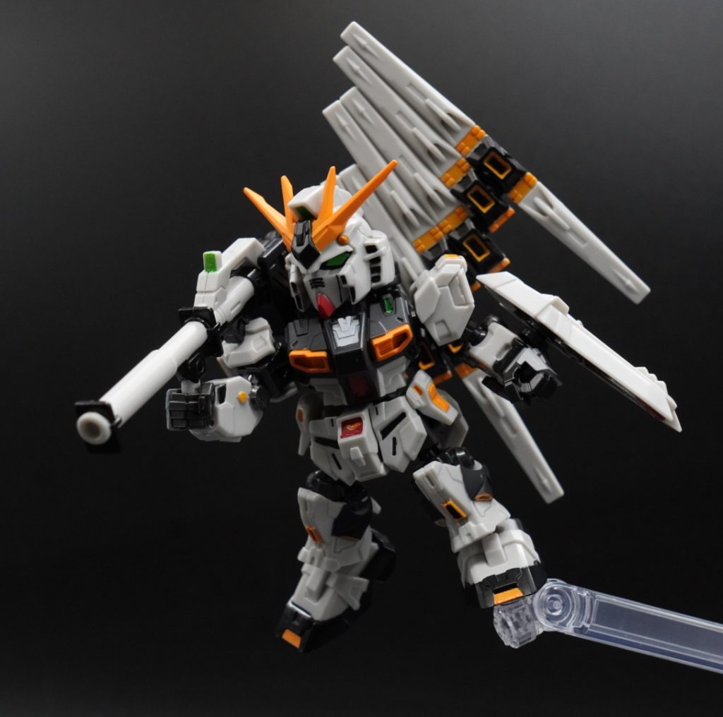 ヘッドルーペで、慎重に筆塗りです。特にツインアイは、パーツ分割なしの、ワンパーツなので、塗るのは苦労しました。