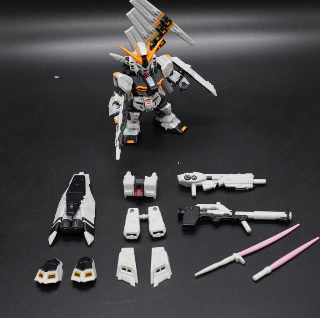 νガンダムのパーツだちです。