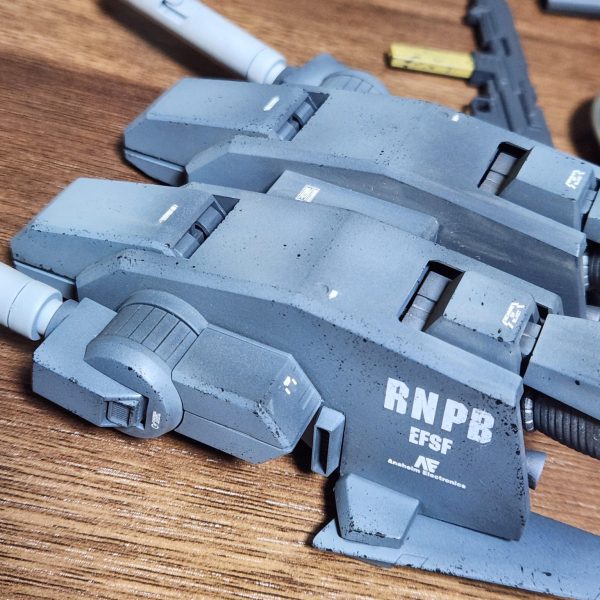 トップコートとデカール貼り、艶消しトップコートを済ませて、一層目のフィルターを軽くしました。チッピングをする予定は無かったのですが、やはり始めてしまいました。また完成までの工程が増えてしまって、Z PlusとZZ Plusの二機とも、週末に間に合うか心配になります…（3枚目）