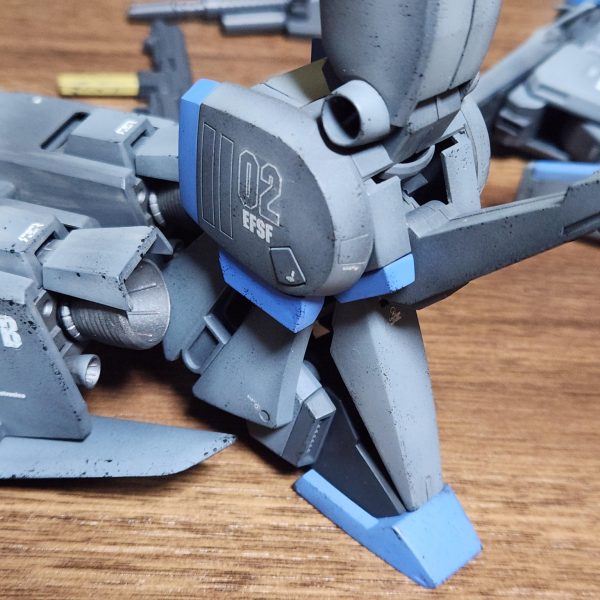 トップコートとデカール貼り、艶消しトップコートを済ませて、一層目のフィルターを軽くしました。チッピングをする予定は無かったのですが、やはり始めてしまいました。また完成までの工程が増えてしまって、Z PlusとZZ Plusの二機とも、週末に間に合うか心配になります…（2枚目）