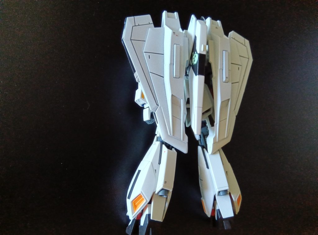 筆塗りなので、真っ黒なフライングアーマーを白く塗るのは大変でした😵