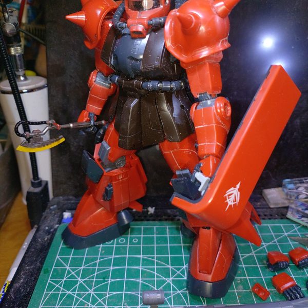 宇宙世紀コン2体目の素体は旧MG高機動型ザクII！昨今のバンダイさんのキットレベルが上がり過ぎて大きくなったHGって感じの組ごたえですなぁ💧モナカ割で合わせ目チラホラ、ムニュって消しながら組んでます。改造コンセプトは高機動重装甲格闘機！可動は無視してフルアーマー化だ！（3枚目）