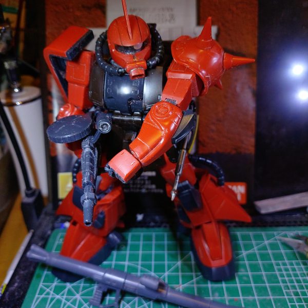 宇宙世紀コン2体目の素体は旧MG高機動型ザクII！昨今のバンダイさんのキットレベルが上がり過ぎて大きくなったHGって感じの組ごたえですなぁ💧モナカ割で合わせ目チラホラ、ムニュって消しながら組んでます。改造コンセプトは高機動重装甲格闘機！可動は無視してフルアーマー化だ！（2枚目）